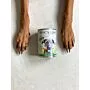 Hundepfoten neben einer Hundefutterdose von Dog's Love