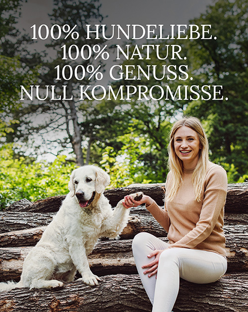 Katharina Miklauz mit ihrem Hund Nala sitzt auf Baumstämmen