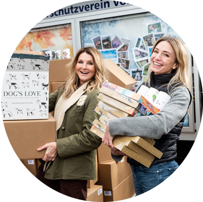 Frauke Ludiwig und Katharina Miklauz wie sie gerade DOG'S LOVE Produkte in der Hand halten und spenden.