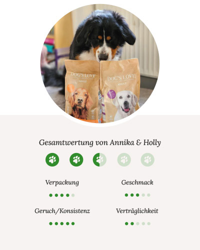 Ein Bild von Holly mit zwei Trocknfuttersäcken von DOG'S LOVE an denen sie Schnuppert.