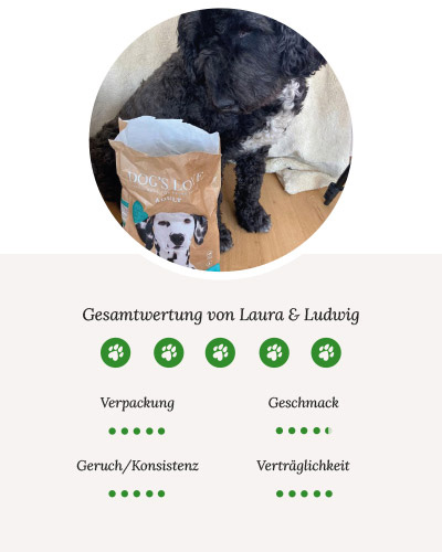 Ein Bild von Ludwig mit einer offenen Packung DOG'S LOVE Trocknfutter Ente