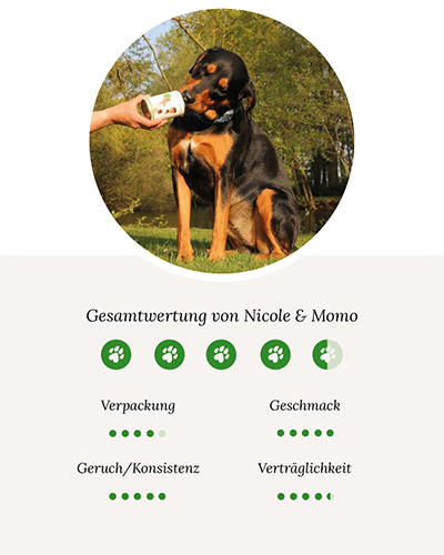 Ein Bild von Momo auf dem er den Dosendeckel einer DOG'S LOVE DOSE abschleckt.