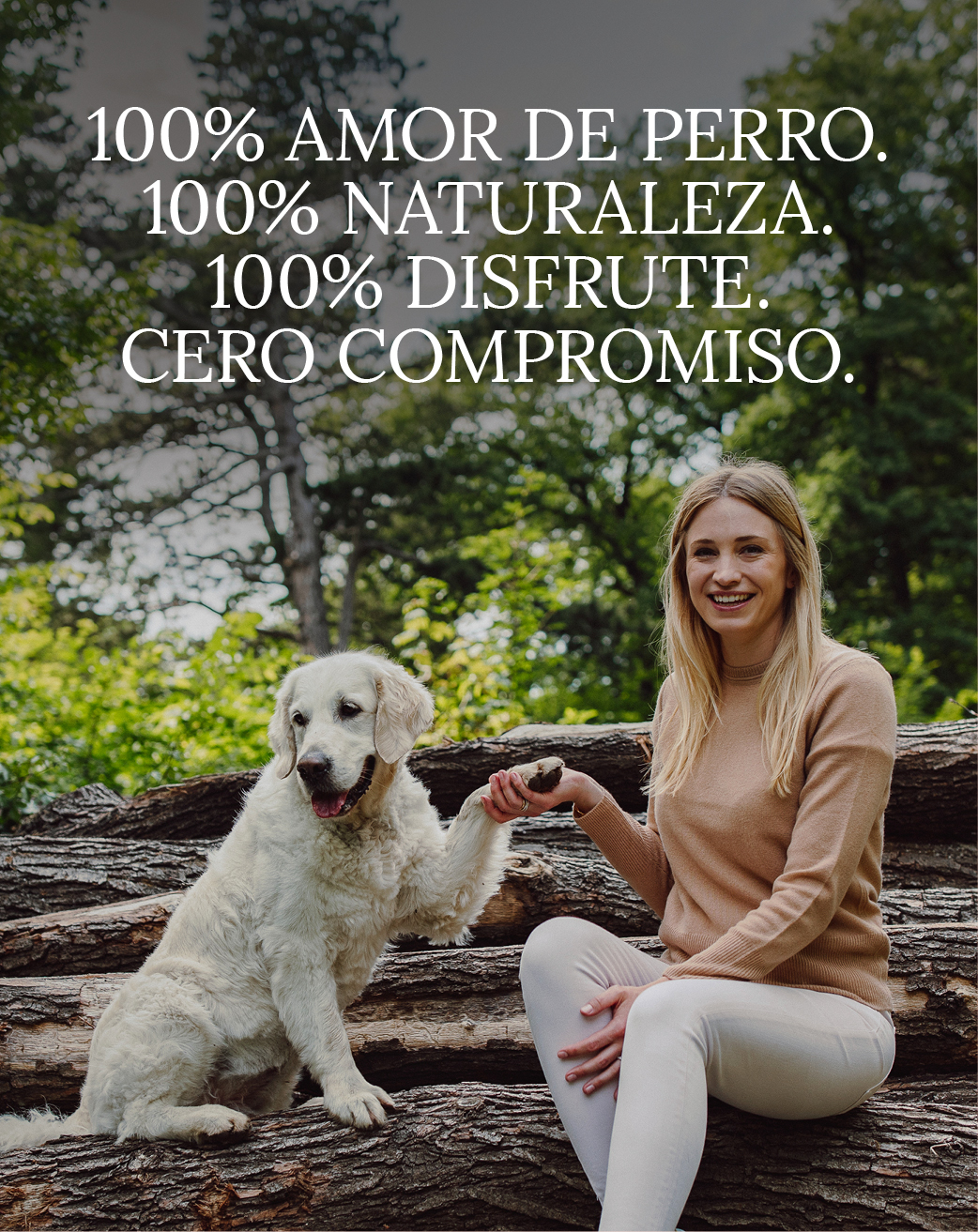 Katharina Miklauz con su perro Nala sentados en troncos de árboles