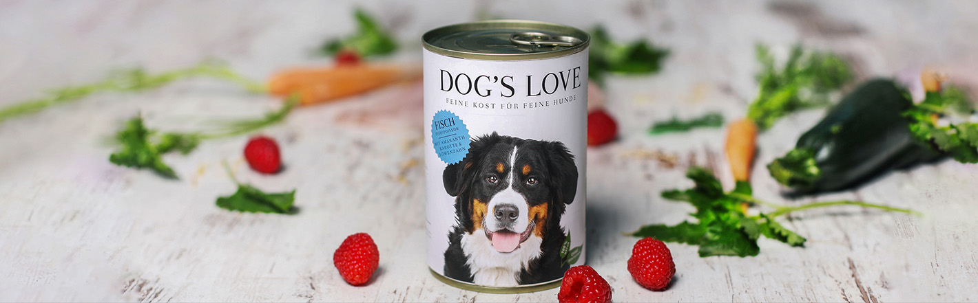 Una lata de pescado DOG'S LOVE rodeada de zanahorias y frambuesas 