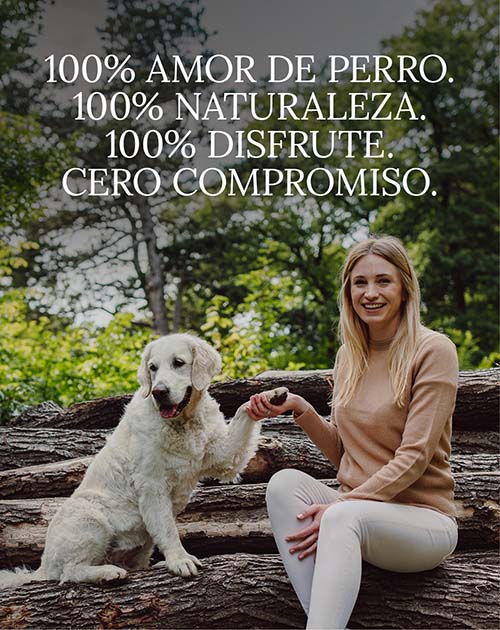 Katharina Miklauz con su perro Nala sentados en troncos de árboles