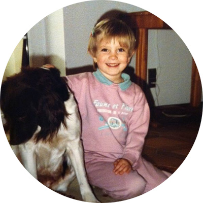 Katharina Miklauz de niña con el perro de la familia de la época